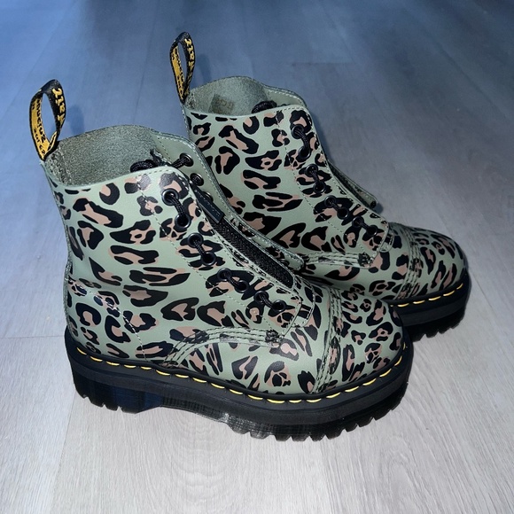NEW! Dr. Doc Martens Sinclair Distorted Leopard Print Platform Leather Boots - 6 - Picture 3 of 9